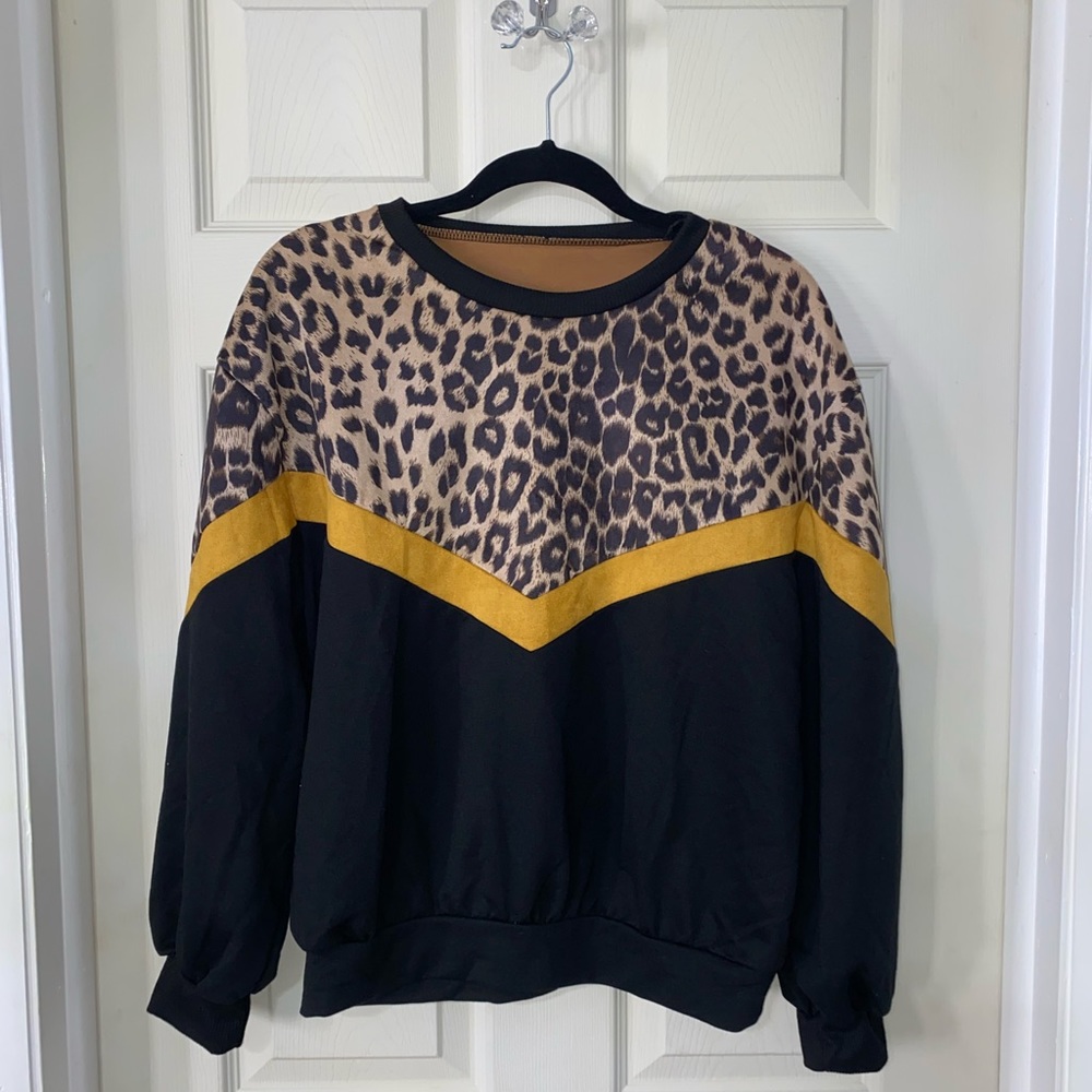 Trendy pattern light sweater.